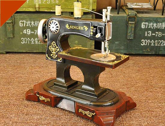 Medium Scale Vintage Tinplate SINGER Sewing Machine Model