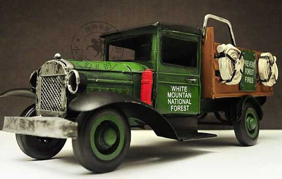 Green Medium Scale Tinplate Forest Fire Fighting Truck Model